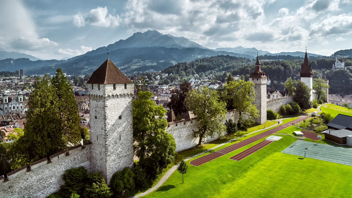 Discover the enchanting Museggmauer (Musegg Wall) in Luzern, Switzerland 🏰 Dating back to the 14th century, this historic fortification offers stunning views of the Old Town, Lake Lucerne, and the Swiss Alps! #Luzern #Switzerland #MedievalHeritage 🇨🇭✨
