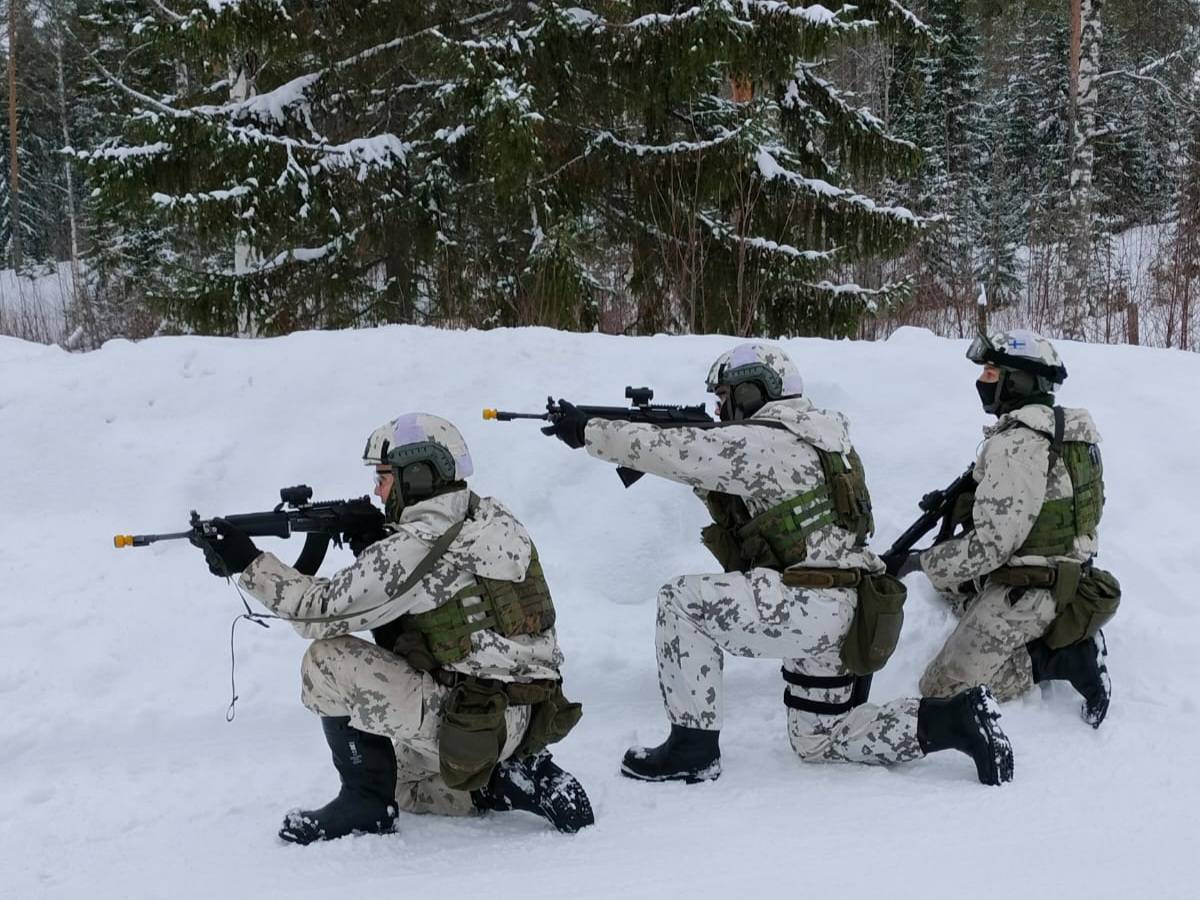 KainuunPR's tweet image. Varuskuntaamme on soluttautunut vaarallisentuntuisia hahmoja ja #sotilaspoliisilla on tarve käyttää apunaan myös koirapartiota. Käynnissä oleva  valmistava #spol-harjoitus sisältää etsintää ja kiinniottoa erilaisissa olosuhteissa.

#kaipr #maavoimat #psvp #skos #k9 #inttiarki