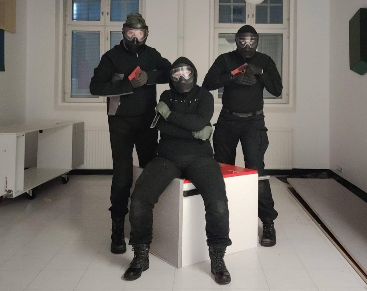 KainuunPR's tweet image. Varuskuntaamme on soluttautunut vaarallisentuntuisia hahmoja ja #sotilaspoliisilla on tarve käyttää apunaan myös koirapartiota. Käynnissä oleva  valmistava #spol-harjoitus sisältää etsintää ja kiinniottoa erilaisissa olosuhteissa.

#kaipr #maavoimat #psvp #skos #k9 #inttiarki