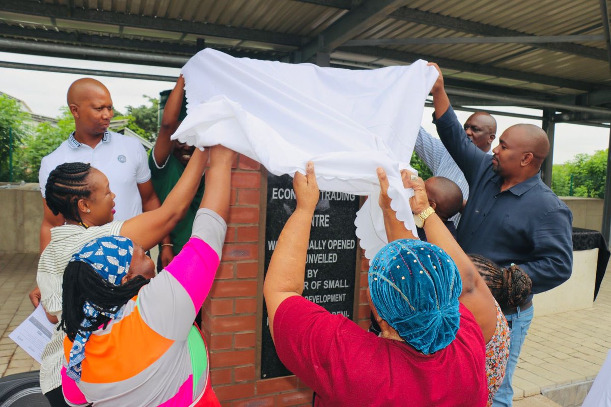 DSBD_SA's tweet image. Minister @Stellarated has arrived in Malandela Road to officiate the unveiling of the Shared Economic Infrastructure Facility (SEIF) plague in KwaMashu township on the outskirts of eThekwini Metropolitan Municipality in KZN.
#SEIF #Economicinfrastructure