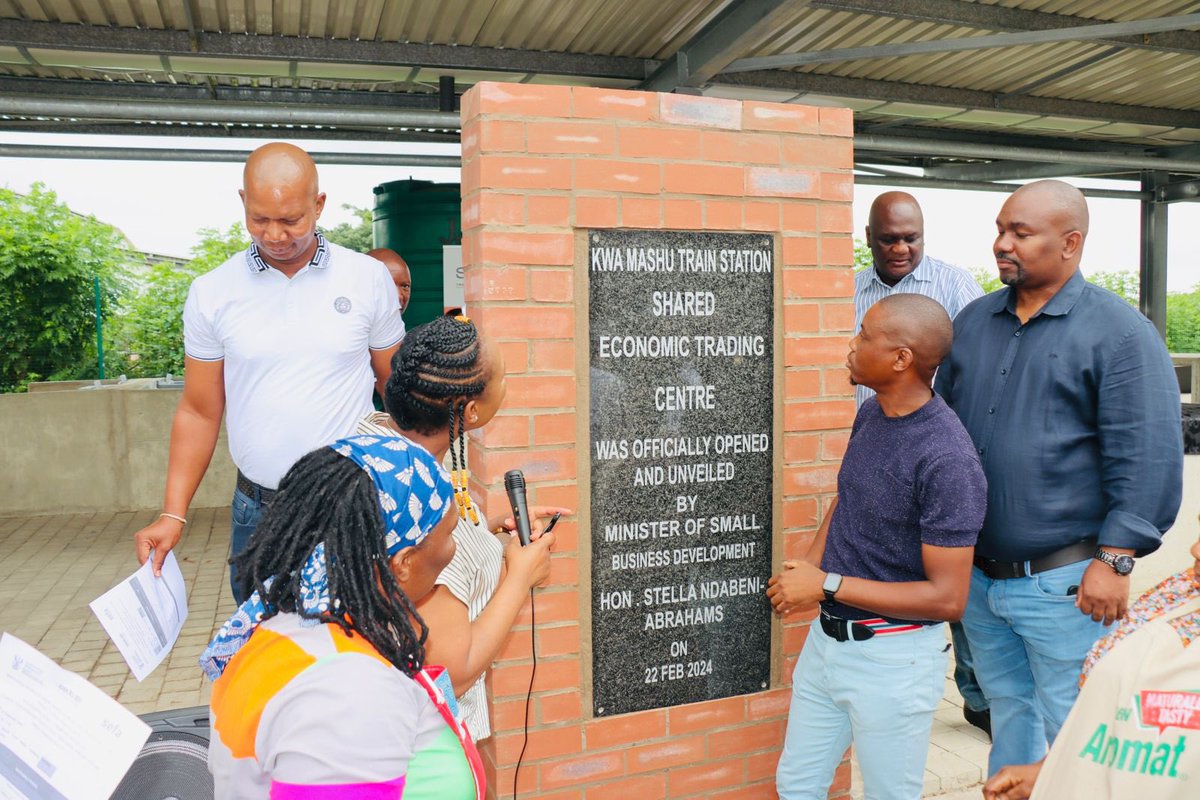 DSBD_SA's tweet image. Minister @Stellarated has arrived in Malandela Road to officiate the unveiling of the Shared Economic Infrastructure Facility (SEIF) plague in KwaMashu township on the outskirts of eThekwini Metropolitan Municipality in KZN.
#SEIF #Economicinfrastructure