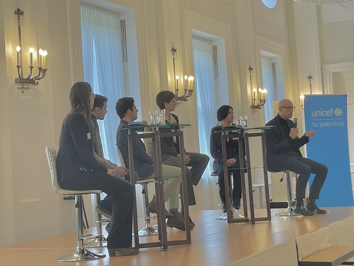 Geflüchtete Kinder brauchen mehr Unterstützung: Jochen Steinhilber @BMZ, Ilka Horstmeier <a href="/BMW/">BMW</a> Vorständin, Psychiaterin Dr. Areej Zindler <a href="/UKEHamburg/">UKE Hamburg</a>, Gewaltschutzkoordinatorin Milena Michy und Pianist Aeham Ahmad beim <a href="/UNICEFgermany/">UNICEF Deutschland</a> Neujahrsgespräch, <a href="/jaafarAbdulKari/">Jaafar Abdul Karim</a> moderiert.