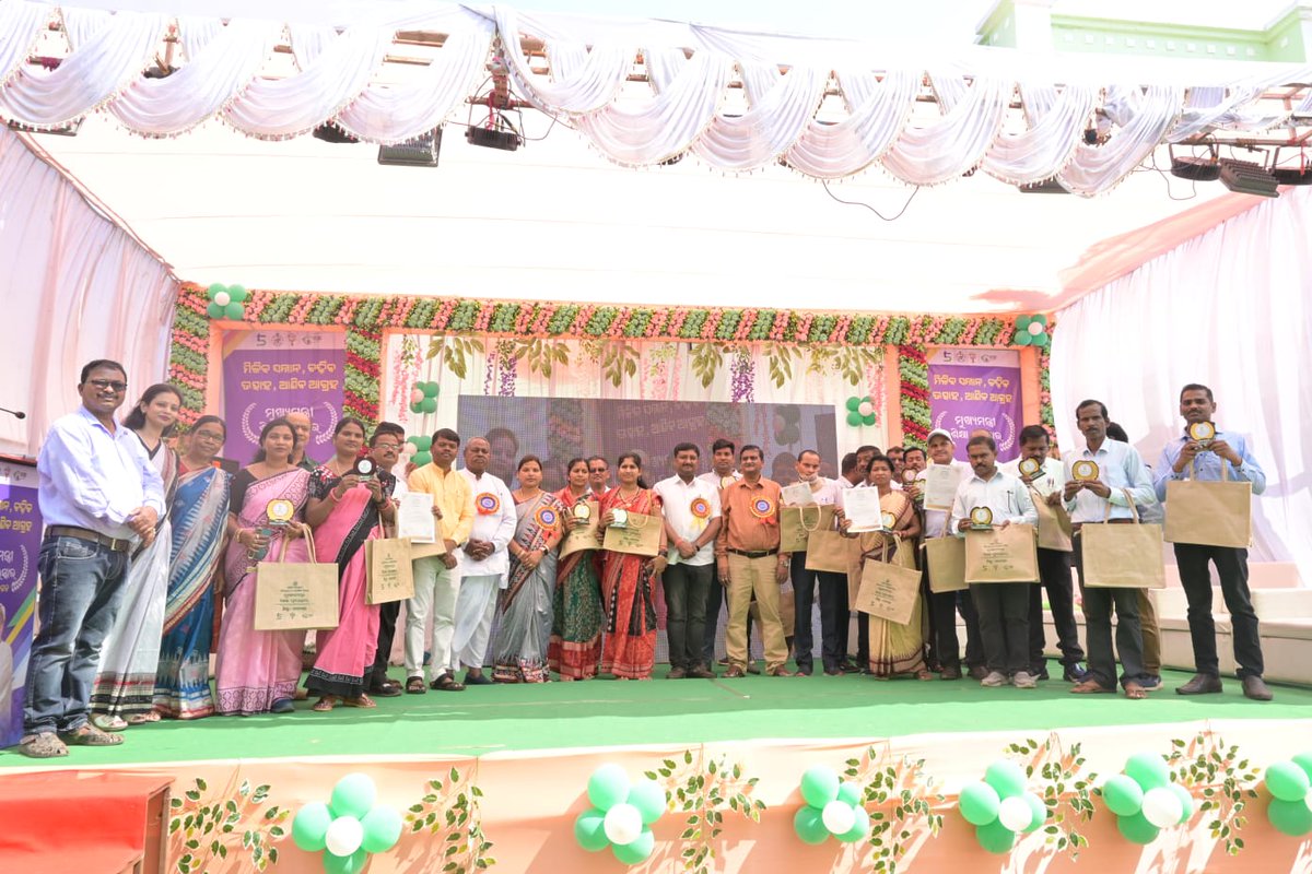 DeoDeogarh's tweet photo. ୨୧.୨.୨୦୨୪ ଦିନ ୧୧ ଘଟିକା ସମୟରେ ଶିକ୍ଷା ବିଭାଗ ଆନୁକୂଲ୍ୟରେ ଜିଲ୍ଲା ସ୍ତରୀୟ ମୁଖ୍ୟମନ୍ତ୍ରୀ ଶିକ୍ଷା ପୁରସ୍କାର ଉତ୍ସବ ଇନଡୋର ଷ୍ଟାଡିୟମ୍ , ଦେବଗଡ଼ ଠାରେ ଅନୁଷ୍ଠିତ ହୋଇଯାଇଅଛି। https://t.co/I2OWeJwRRG
