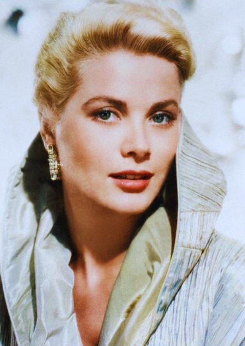 The Enigmatic Beauty of Grace Kelly: Vintage Hollywood Reminisced #GraceKelly #HollywoodIcon #VintageBeauty bit.ly/2MfXpkn
