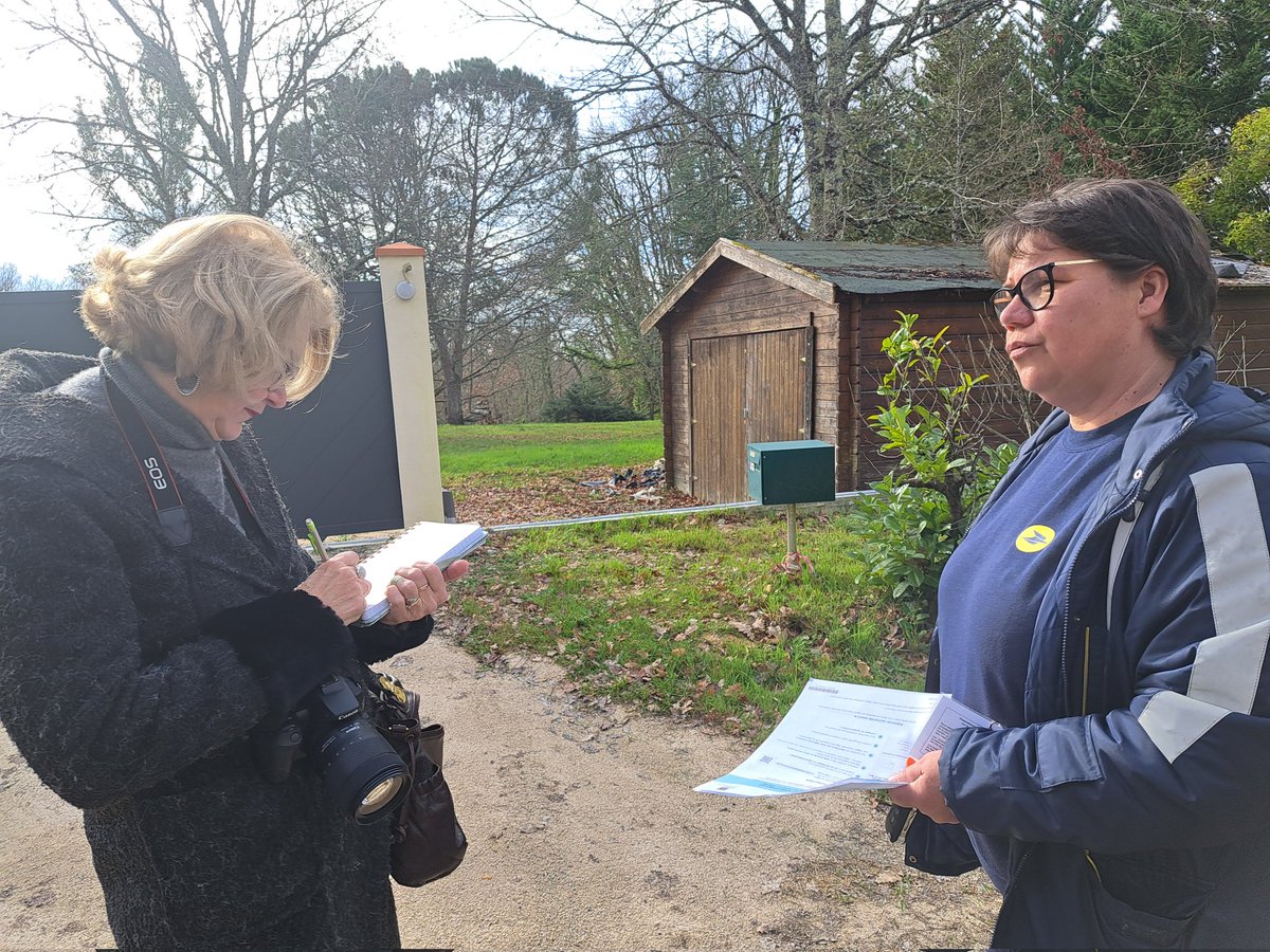LPNews_OCC's tweet photo. Opération recensement ce matin à Moissac, dans le Tarn-et-Garonne, en présence de La Dépêche Du Midi. 📰

L'occasion de parler #liensocial, #proximité et #confiance avec Céline, une des #factrices recenseur sur la commune.

À retrouver en kiosque prochainement.

#engageePourVous https://t.co/arP9XJCUAk
