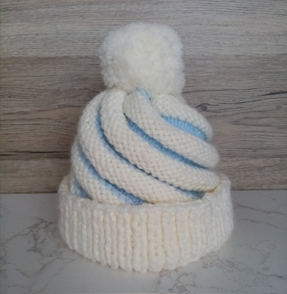 Cupcake swirl hat in comfort chunky cream and baby blue. Hand-made in Ireland ☘️💚☘️
folksy.com/shops/littlere…
#CraftBizParty
#HandmadeHour
#folksy
#hats
#funhats
#UKGIFTHOUR
#specialoccasions
#handmade
#swirlhat