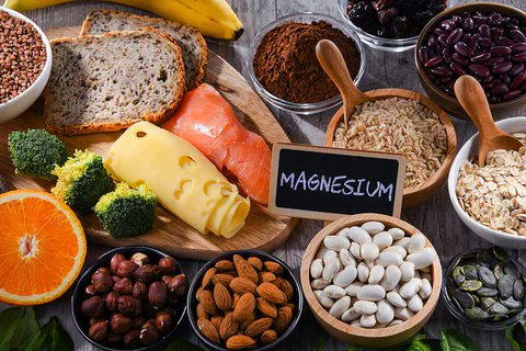 karimanesr's tweet photo. ¿Sabía que el magnesio es esencial para la salud del cerebro y puede mejorar la salud mental?

Ayuda a reducir el estrés, mejora la memoria, reduce la ansiedad y puede incluso prevenir la enfermedad de Alzheimer.

La deficiencia de magnesio puede tener varios síntomas y algunos de los más comunes son:

· Pérdida del apetito
· Náuseas y vómitos
· Fatiga y debilidad
· Dificultad para concentrarse
· Dolor de cabeza
· Ansiedad y depresión
· Insomnio
· Calambres musculares y espasmos
· Entumecimiento y hormigueo en las extremidades
· Convulsiones
· Cambios de personalidad
· Anomalías en el ritmo cardíaco 

Alimentos ricos en magnesio:

· Verduras de hojas verdes oscuras, como espinacas, acelgas y kale 🥬
· Legumbres, como frijoles, garbanzos y lentejas🍲
· Frutos secos, como almendras, anacardos y nueces
· Semillas, como semillas de girasol, semillas de calabaza y semillas de chía🌻
· Granos enteros, como arroz integral, quinua y avena🍚
· Aguacate🥑
· Plátanos🍌
· Chocolate negro🍫
· Pescado, como salmón y caballa🐟

¿Más? en el blog.
Recuerde que le quiero sano :)
