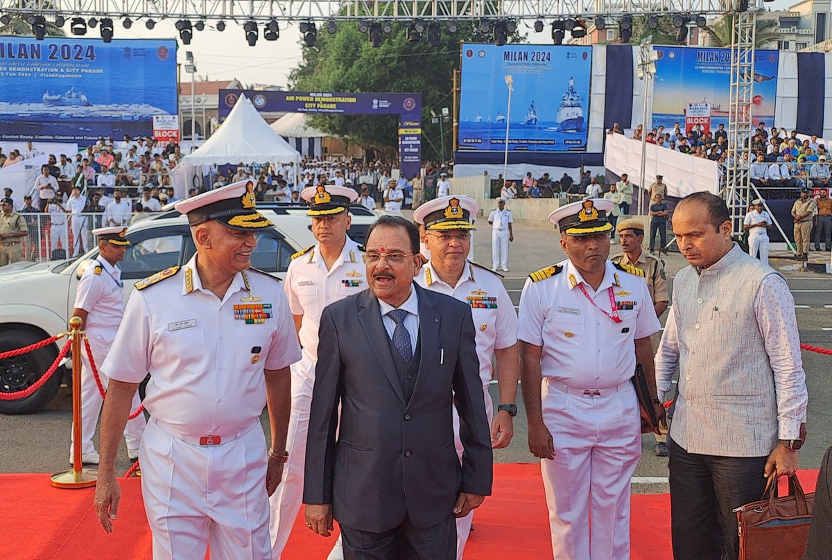 #MILAN2024
Shri Ajay Bhatt, Raksha Rajya Mantri welcomed by Adm R Hari Kumar #CNS, to witness the showcase of India's naval might at the International City Parade. 
#Visakahpatnam #MaritimePower
#CamaraderieCohesionCollaboration 

@IN_HQENC @SpokespersonMoD