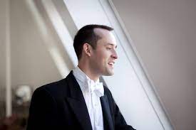 Tonight at Choral Evensong, the anthem is by Clare College's @mrgrahamross , a beautiful setting of 'Drop, slow tears'. Alongside that, music by Smith, Byrd, and Brahms, at 6.15pm.