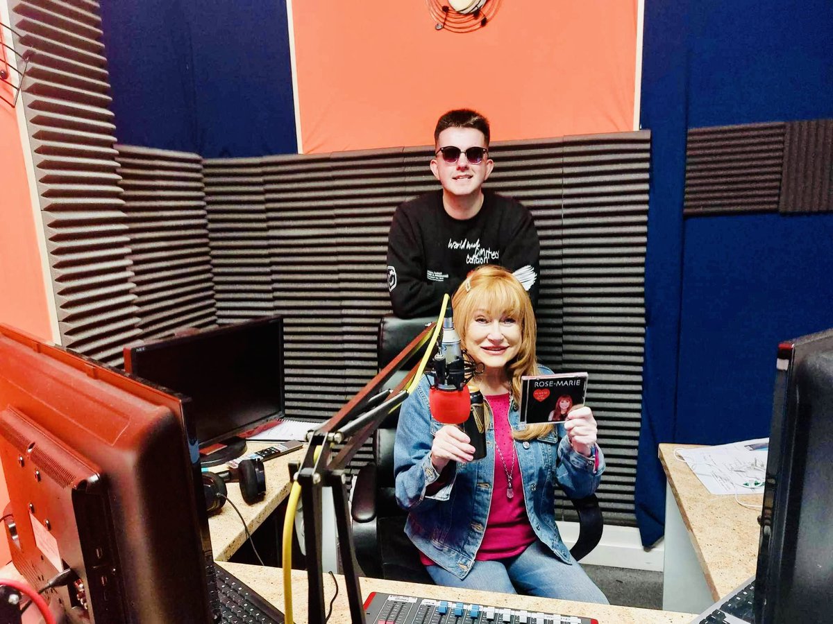 Hello my dear hearts what a fun 2 hours I had on the fabulous
<a href="/FyldeCoastRadio/">Fylde Coast Radio</a> in fabulous Blackpool with Gregor last night from 9 to 11 pm Soo many laughs &amp; Soo much fun,
It was a joy to be on his show.
Love luck &amp; laughs ❤️