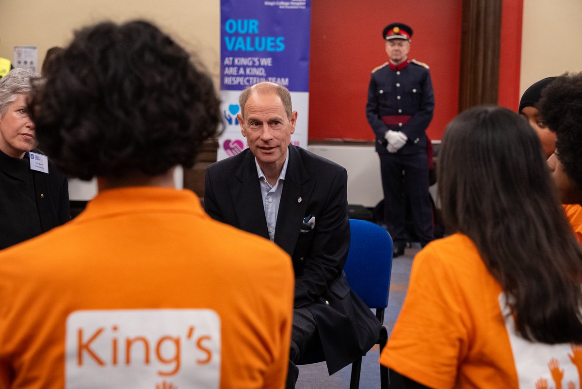 📸 More great moments from The Duke of Edinburgh's visit to King's College Hospital yesterday! He met inspiring staff, and volunteers contributing to patient care at King’s as part of @DofE and @Kingsvolunteer1! Read more ➡️ bit.ly/48qDDdd