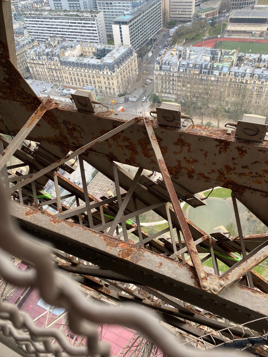 'Ouais mais c'est rien faut remplacer 2/3 rivet et remettre un peu de peinture'.

Pour répondre aux trouducs qui n'y connaissent rien, la Tour Eiffel est à un stade de rouille très avancée !
-Il faut entièrement sabler les pièces rongées par la rouille.
-il faut couper les rivets