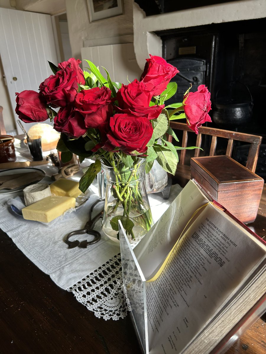 Valentine’s Day red roses still looking good in the kitchen of @Burns_Ellisland ❤️🏴󠁧󠁢󠁳󠁣󠁴󠁿🌹#redredrose #robertburns #jeanarmour #ellislandfarm