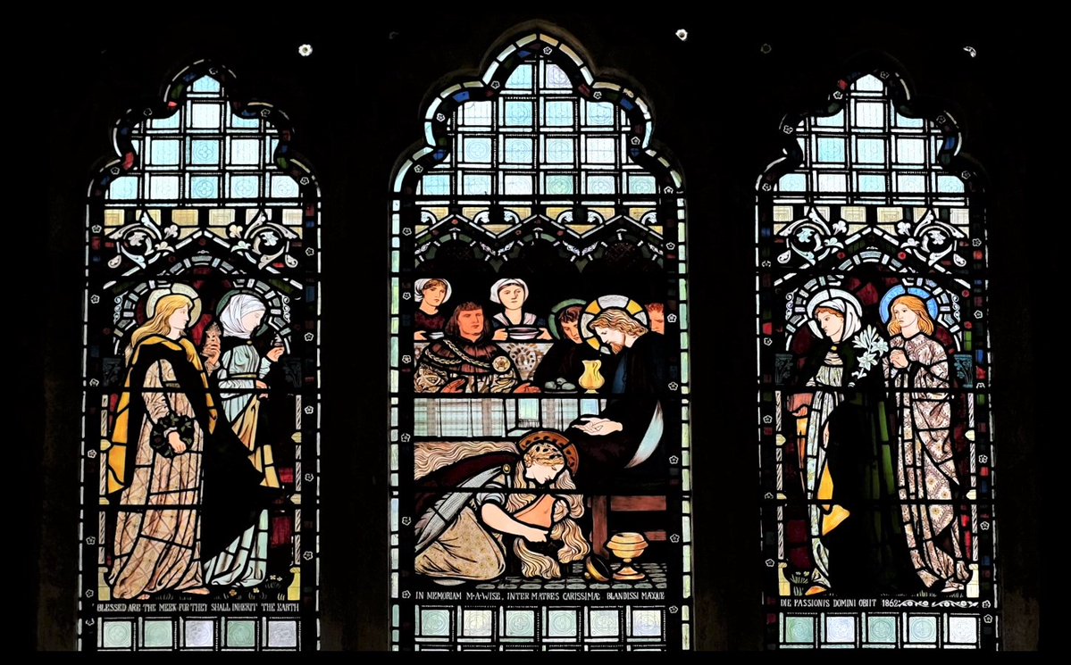 Ladock #Cornwall #StainedGlassEveryday
Early Morris & Co window installed during restoration 1863 by G.E. Street. Different from the firm's later work and, to me, rather more charming. St Mary Magdalene washing the feet of Jesus. 📸: my own @BSMGP @Stroudstory @todbooklady