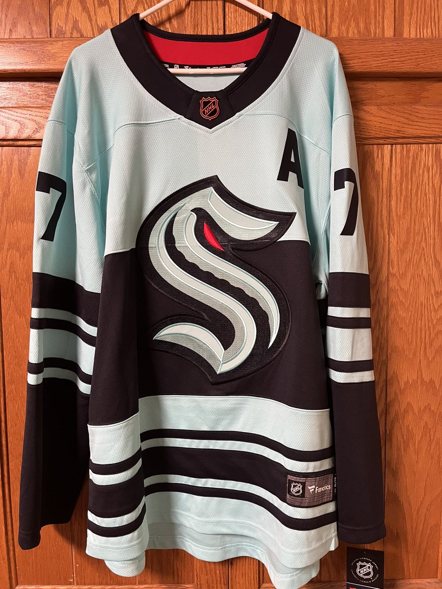 WOW! INCREDIBLE PULL!!!Autograph Eberle!! These Kraken tarps are AMAZING in person!!! Thanks <a href="/HKYJersey/">Hockey Jerseyz</a> !!