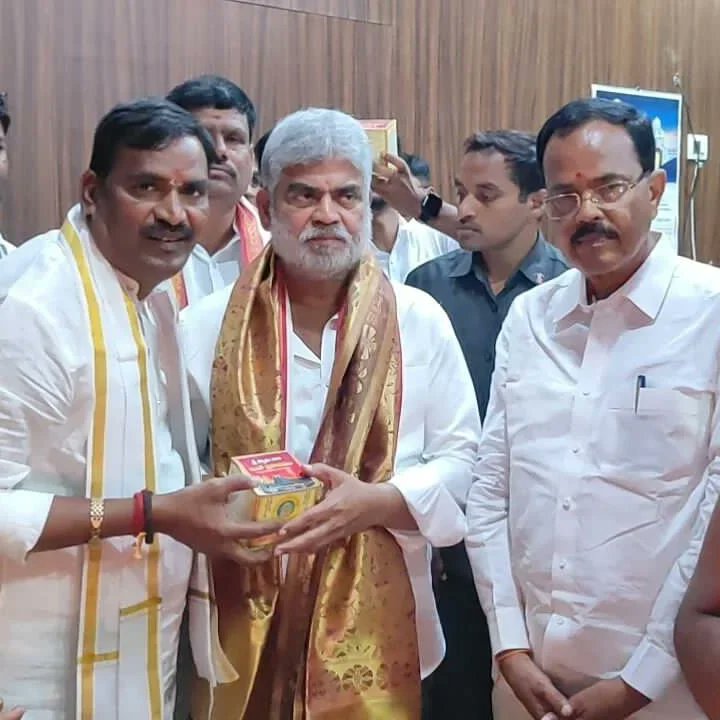 BegariAsho89180's tweet image. ప్రభుత్వ విప్,ఆలేరు ఎమ్మెల్యే @beerla_ilaiah_inc గారి యొక్క అసెంబ్లీలో విప్ ఛాంబర్ ప్రారంభోత్సవానికి ముఖ్యఅతిథిగా హాజరైన తెలంగాణ శాసనసభాపతి గౌ.శ్రీ గడ్డం ప్రసాద్ కుమార్ గారు..

#gaddamprasadkumar #vikarabadmla #vikarabad #AssemblySpeaker #beerlailaiah #GOVERNMENTWHIP #