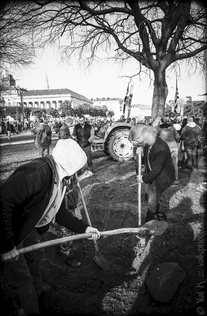 Nikos_Los's tweet photo. Il y a 10 ans, le 22 février 2014, près de 50 000 personnes manifestaient en plein coeur de Nantes contre le projet de construction de l'aéroport Notre-Dame-des-Landes (NDDL). https://t.co/UtzSLNVNFM