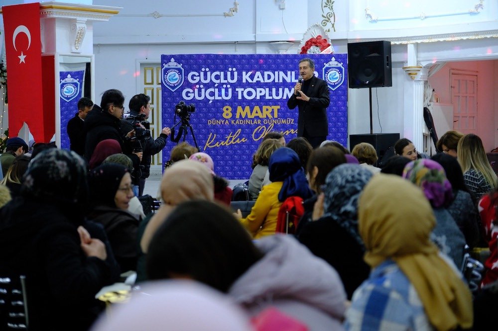 Eskişehir Büyükşehir Belediyesi’nin kadın dayanışmasını güçlendirmek amacıyla,   8 Mart Dünya Kadınlar Günü kapsamında düzenlediği etkinliklerin ilki Sivrihisar ilçesinde yoğun bir katılımla gerçekleştirildi.