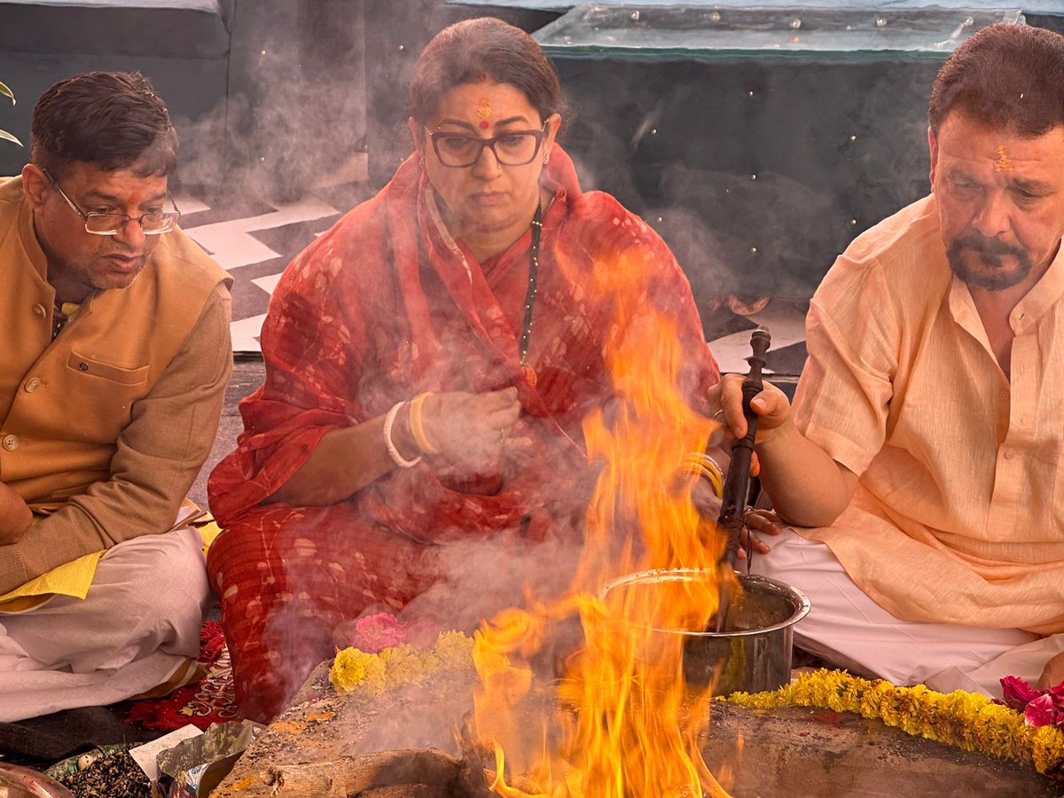 smritiirani's tweet photo. भवानी की कृपा, महादेव का आशीर्वाद...🙏🏼

बड़ों के सानिध्य में, छोटों के स्नेह के साथ...अमेठी में निर्मित अपने नए गृह में प्रवेश। https://t.co/px1qiLGNBY