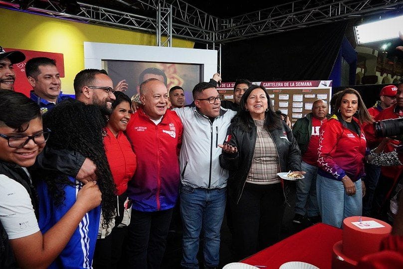 Con el Mazo Dando cumplió 10 años al aire, y nosotros orgullosos de acompañar a @dcabellor y a su equipo de trabajo en esta celebración, fruto de la constancia, labor investigativa y convicción del gran esfuerzo que implica la batalla de las ideas. #ElMazo10AñosAmorYLealtad