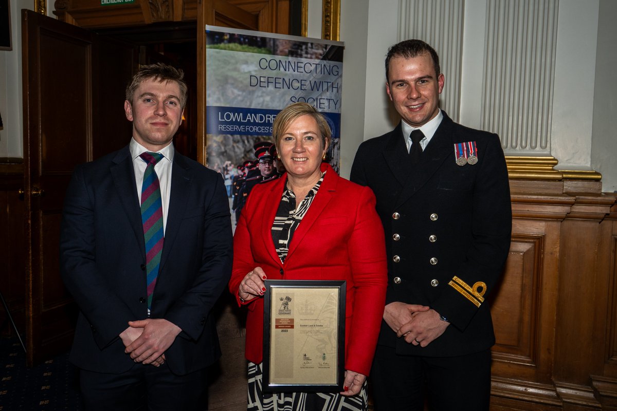 So great to see 5 Reservists and 2 CFAVs receive Certificates of Meritorious Service from the Lord-Lieutenant for the City of Edinburgh on Tuesday night. The awards event saw Reservists from @603Sqn, @CombatRecce and @EdinburghURNU praised for their outstanding service. 1/3