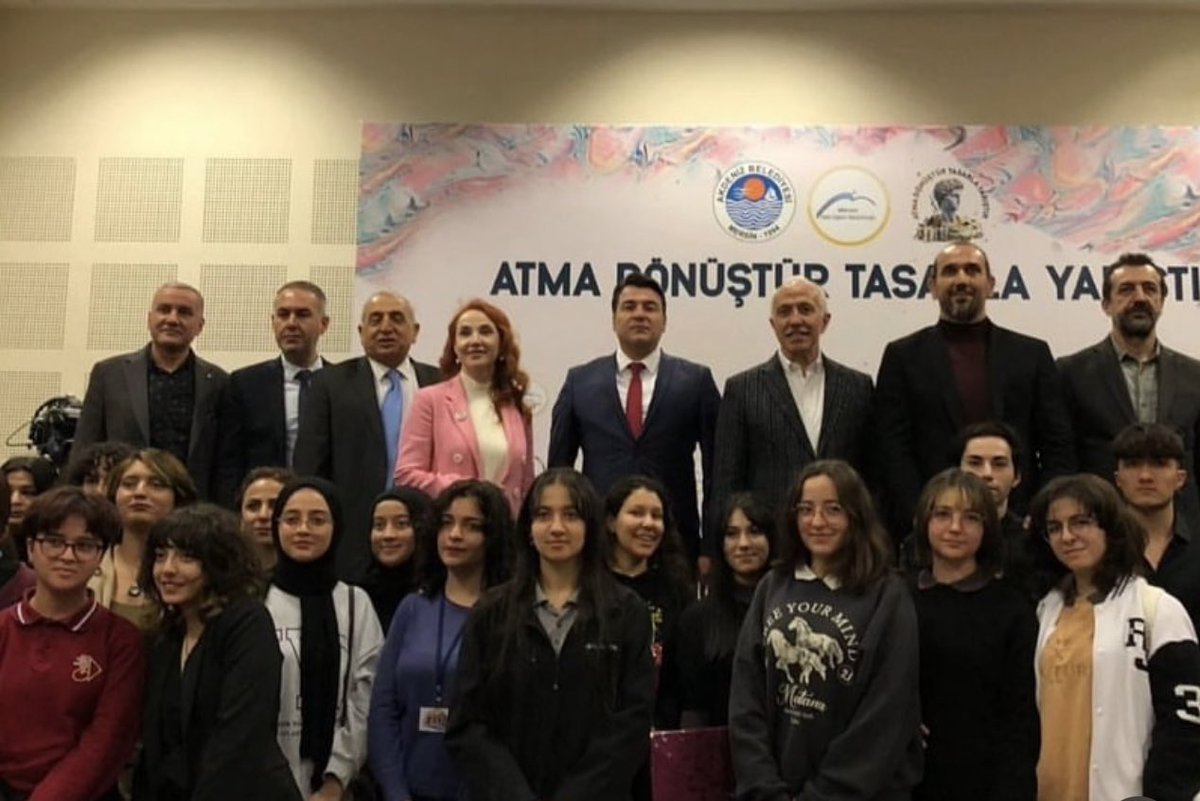 Atma Dönüştür Tasarla Yarıştır Liseler Arası Atık Malzemelerden Sanatsal Tasarım Yarışması” finalinde
🥇olan 📍Mezitli Nevit Kodallı Güzel Sanatlar Lisesi Lara Gül öğrencimizi tebrik ediyor başarılarının devamını diliyoruz. 
<a href="/tcmeb/">Millî Eğitim Bakanlığı</a> 
@mersinmembasin 
@mersinmemarge 
@faziletdurmus