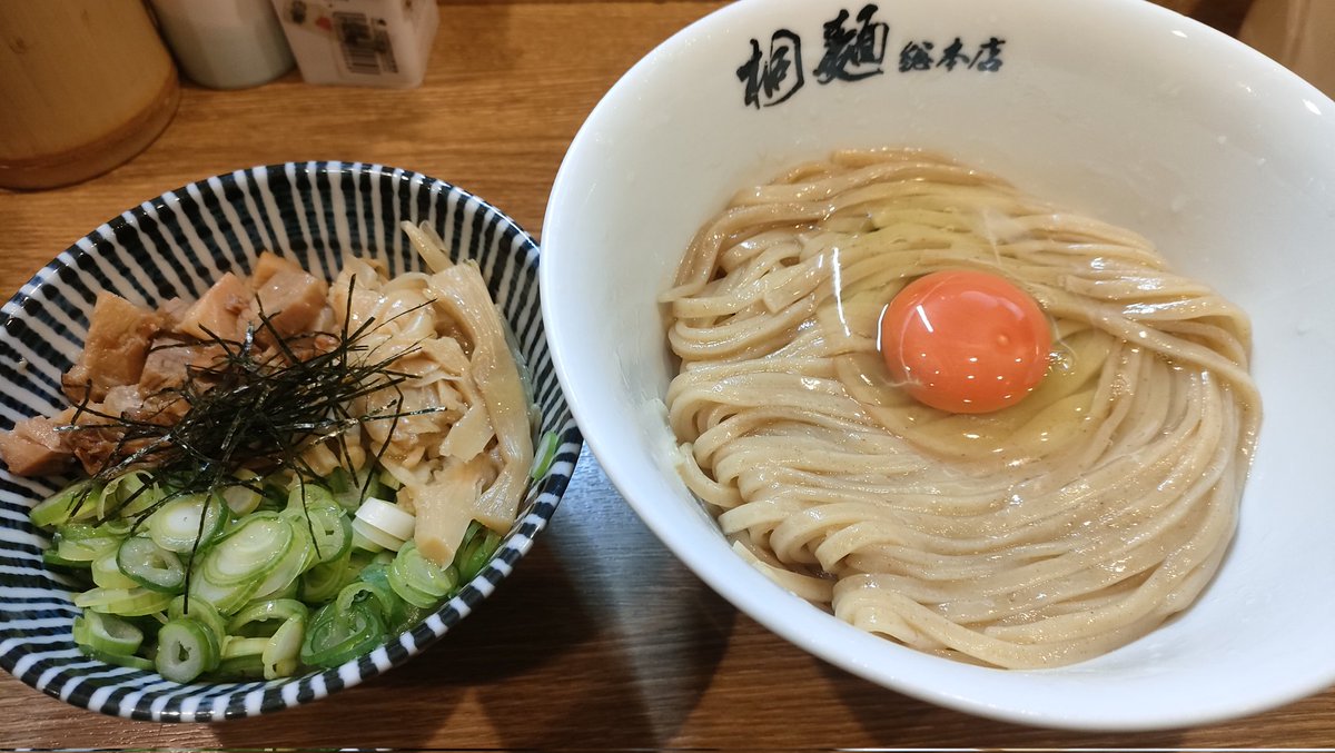 matchan560's tweet photo. 実はPANDAPIT🐼🐾の帰り道に寄り道してました🍜
176号線で帰ってきたので行くしかないでしょ🛵〰️
ピンと来た人は凄い麺好き👏そうです!中華そば 桐麺総本店さん✨卵と麺だけの桐玉🍜麺がエ〇いでしょ😋
#桐麺
#百名店2022
#桐玉
#桐丼
#十三
#R176
#麺がエモい
#ぼっち飯
#フォルツァ
#FORZA https://t.co/4BNdciA5f4