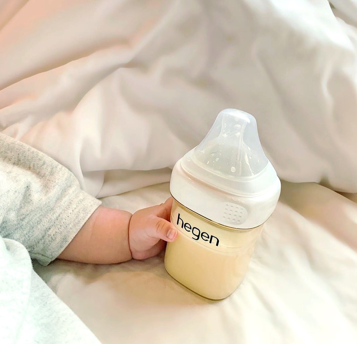 Ever wondered why our bottles come in their unique 'soft-square' #SqRound shape? ⁠
⁠
Our SqRound shaped bottles are ergonomically shaped for babies' tiny hands to hold the bottles! ⁠
⁠
📸 @hegen.taiwan

l8r.it/fnwa

#hegenuk #morethanjustabottle #baby #babybottles
