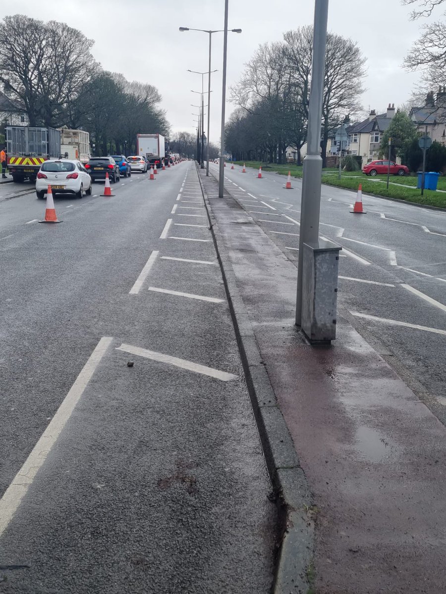 lpool_LSSL's tweet photo. #BeforeAndAfter Carrying out maintenance of primary gateways; removing weeds, overgrowth, silt, detritus, road sweeping, cleaning gullies & checking that all street lights are working well
#TransformationThursday #Operations #LSSL #Liverpool https://t.co/gUDKgHvGK2