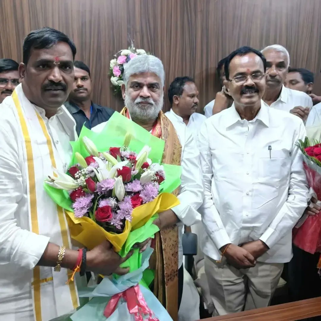 BegariAsho89180's tweet image. ప్రభుత్వ విప్,ఆలేరు ఎమ్మెల్యే @beerla_ilaiah_inc గారి యొక్క అసెంబ్లీలో విప్ ఛాంబర్ ప్రారంభోత్సవానికి ముఖ్యఅతిథిగా హాజరైన తెలంగాణ శాసనసభాపతి గౌ.శ్రీ గడ్డం ప్రసాద్ కుమార్ గారు..

#gaddamprasadkumar #vikarabadmla #vikarabad #AssemblySpeaker #beerlailaiah #GOVERNMENTWHIP #