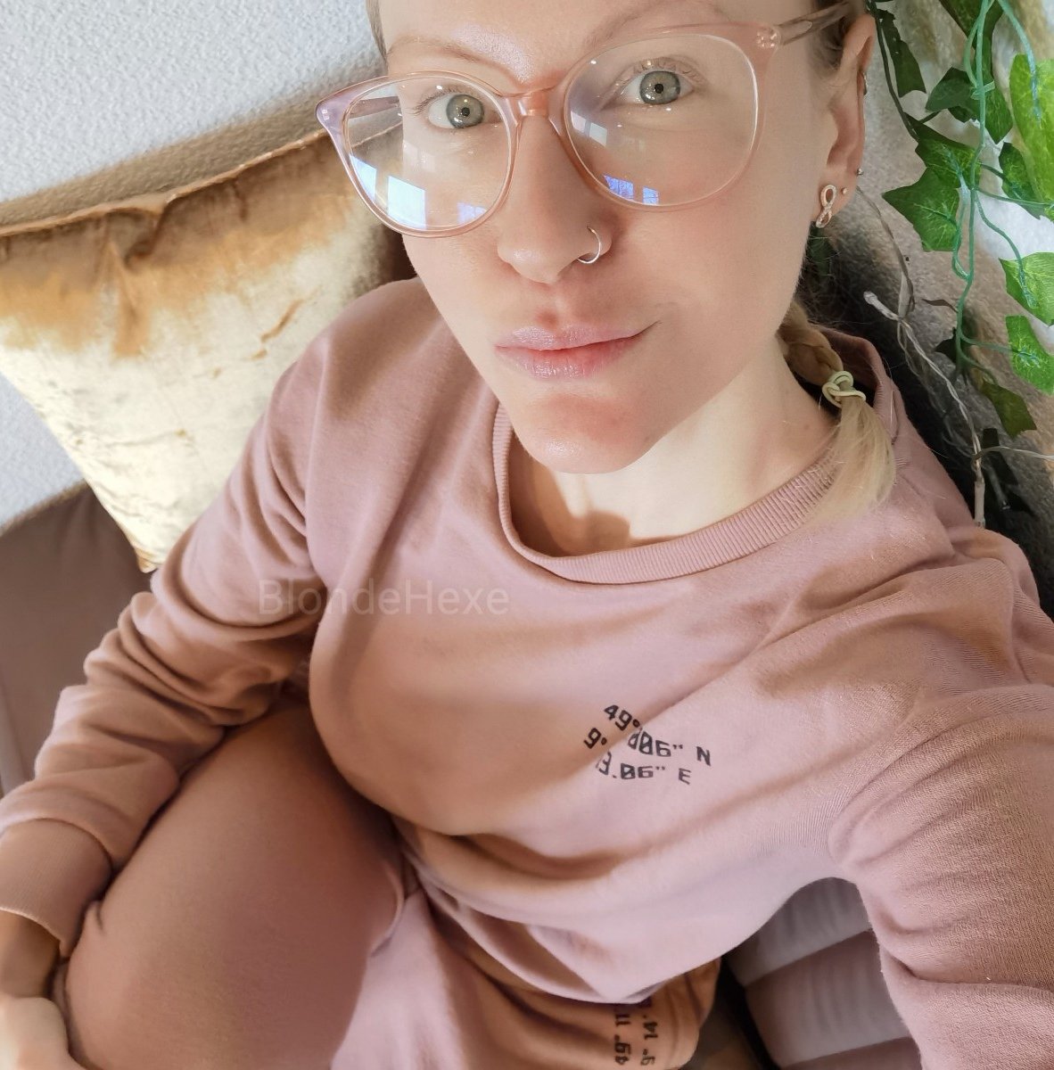 blondehexe90's tweet photo. Zuhause Wohlfühl Look ��. Jogger und No-Makeup. Immer. Und Ihr so? Zeigt mal wie Ihr am liebsten daheim seid. (Jetzt kommt sicher wieder was perverses 😂). #blondehexe #mariawolters #glassesgirl #brille #nomakeup #jogginganzug https://t.co/7Edb90r8kx