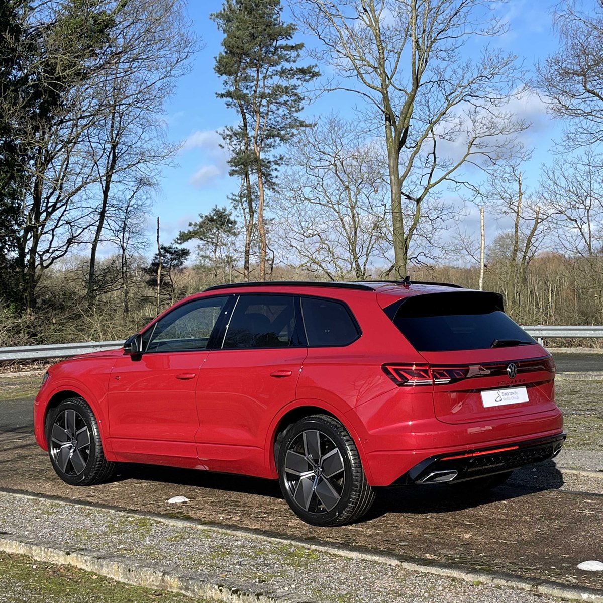 The new VW Touareg in Chilli Red might be one of our new favorites! 😍 What do you think?! #vw #touareg #chillired #car #newcar #new