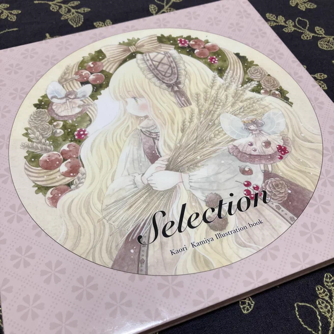 コミティアお品書きなくてすみません...し-08a 「どりぃむとりっぷ」新刊はないのですSelection再販しました。コミティア後BOOTHで通販します21㎝角ハードカバー フルカラー 24ページ2000円になります個展のDMも配布します 