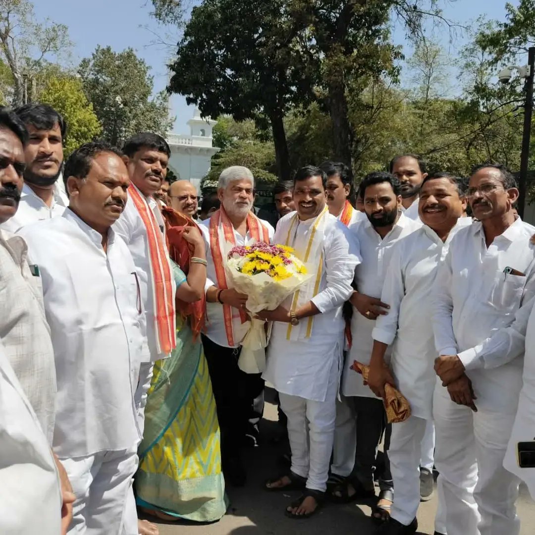 BegariAsho89180's tweet image. ప్రభుత్వ విప్,ఆలేరు ఎమ్మెల్యే @beerla_ilaiah_inc గారి యొక్క అసెంబ్లీలో విప్ ఛాంబర్ ప్రారంభోత్సవానికి ముఖ్యఅతిథిగా హాజరైన తెలంగాణ శాసనసభాపతి గౌ.శ్రీ గడ్డం ప్రసాద్ కుమార్ గారు..

#gaddamprasadkumar #vikarabadmla #vikarabad #AssemblySpeaker #beerlailaiah #GOVERNMENTWHIP #