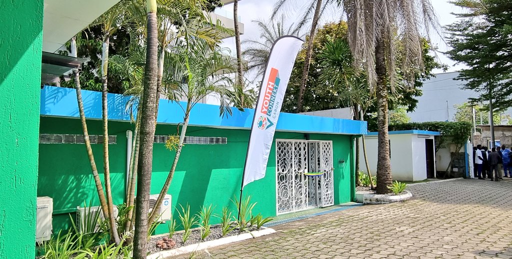 SavinaAmmassari's tweet photo. Félicitations au @undpgabon pour la réalisation de ce beau espace qui permettra aux jeunes de s'informer et se mobiliser pour des bonnes causes. La salle @YouthconnektG symbolise l'engagement des #NationsUnies pour une #jeunesse autonome et épanouie. #SDGs #LNOB https://t.co/qEBV5HH7zz