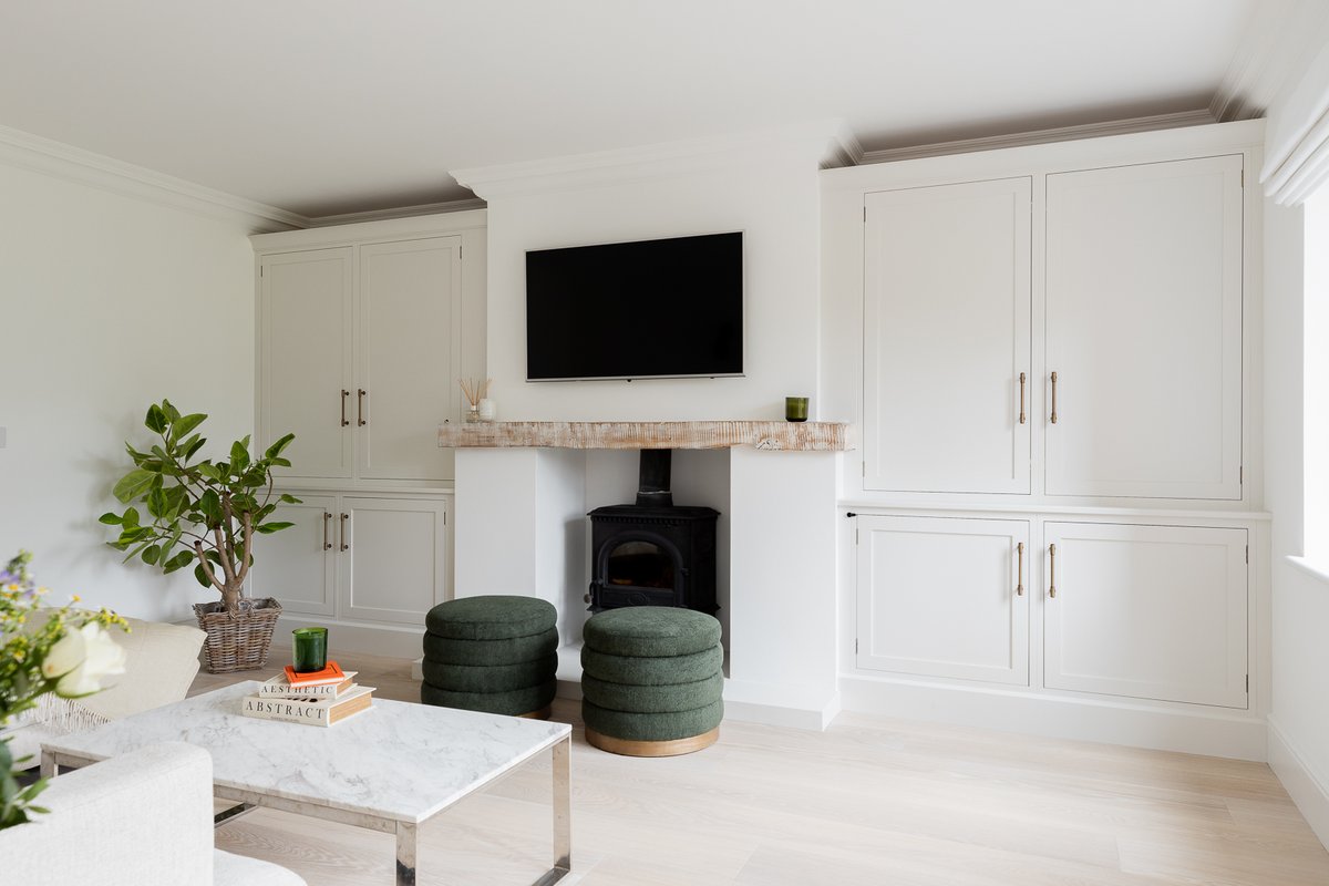 Bespoke sitting room fitted furniture with Foundry bar handles. #johnladbury #fittedcupboards #sittingroom #Foundryhandles #smythhardware #hertfordkitchens #kitchendesign #beautifulhomes ##fittedfurniture