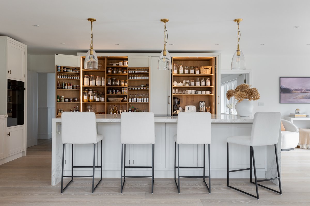 Bespoke John Ladbury Shaker style kitchen with centralisland and breakfast cupboard and pantry with oak interiors. #johnladbury #shakerstyle #newkitchen #breakfastcupboard #beautifulhomes #designerkitchen #hertfordkitchen #londonkitchen #paintedkitchen #kitcheninspo #kitchens