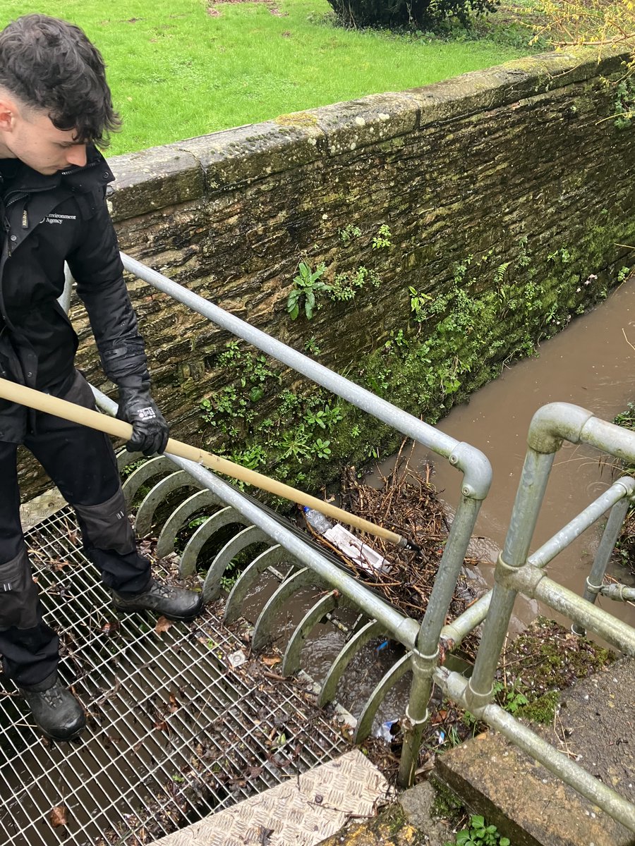 BarryKillnerEA's tweet photo. Our @EnvAgencyMids field teams are out across the whole area today checking our #Operational #Assets and clearing #debris screens ahead of further forecast rain over the next 24 hours  #Worcestershire #Gloucestershire #Shropshire #Herefordshire https://t.co/GZLHpDBGAm
