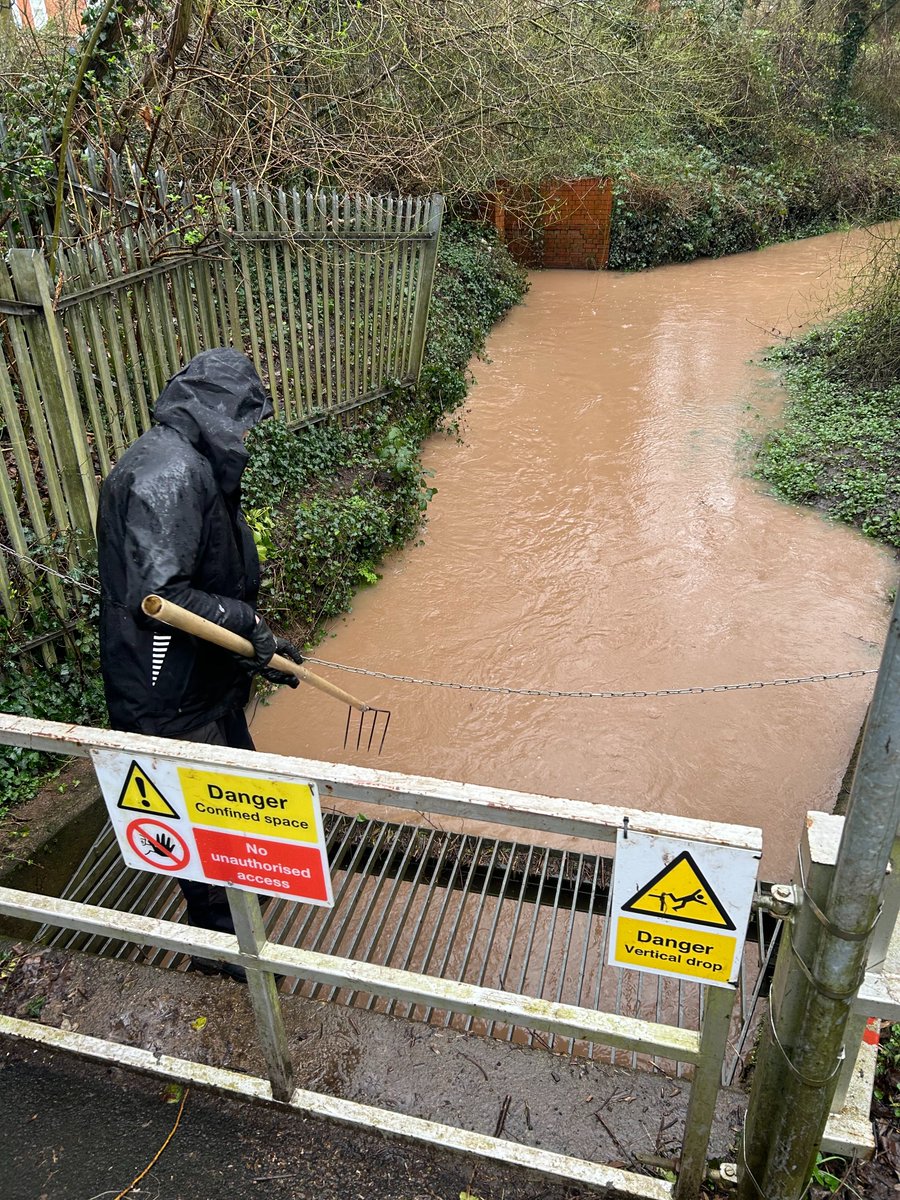 BarryKillnerEA's tweet photo. Our @EnvAgencyMids field teams are out across the whole area today checking our #Operational #Assets and clearing #debris screens ahead of further forecast rain over the next 24 hours  #Worcestershire #Gloucestershire #Shropshire #Herefordshire https://t.co/GZLHpDBGAm