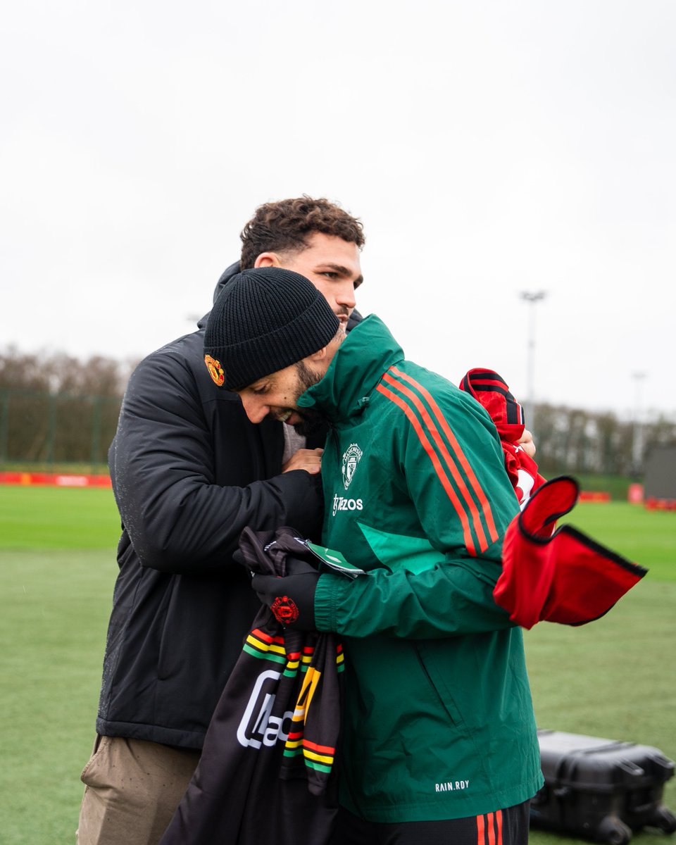 ManUtd's tweet photo. ⚽️🤝🏉

It was great to welcome @PenrithPanthers to Carrington earlier this week 📸🇦🇺

#MUFC https://t.co/YSzZXSLIbI