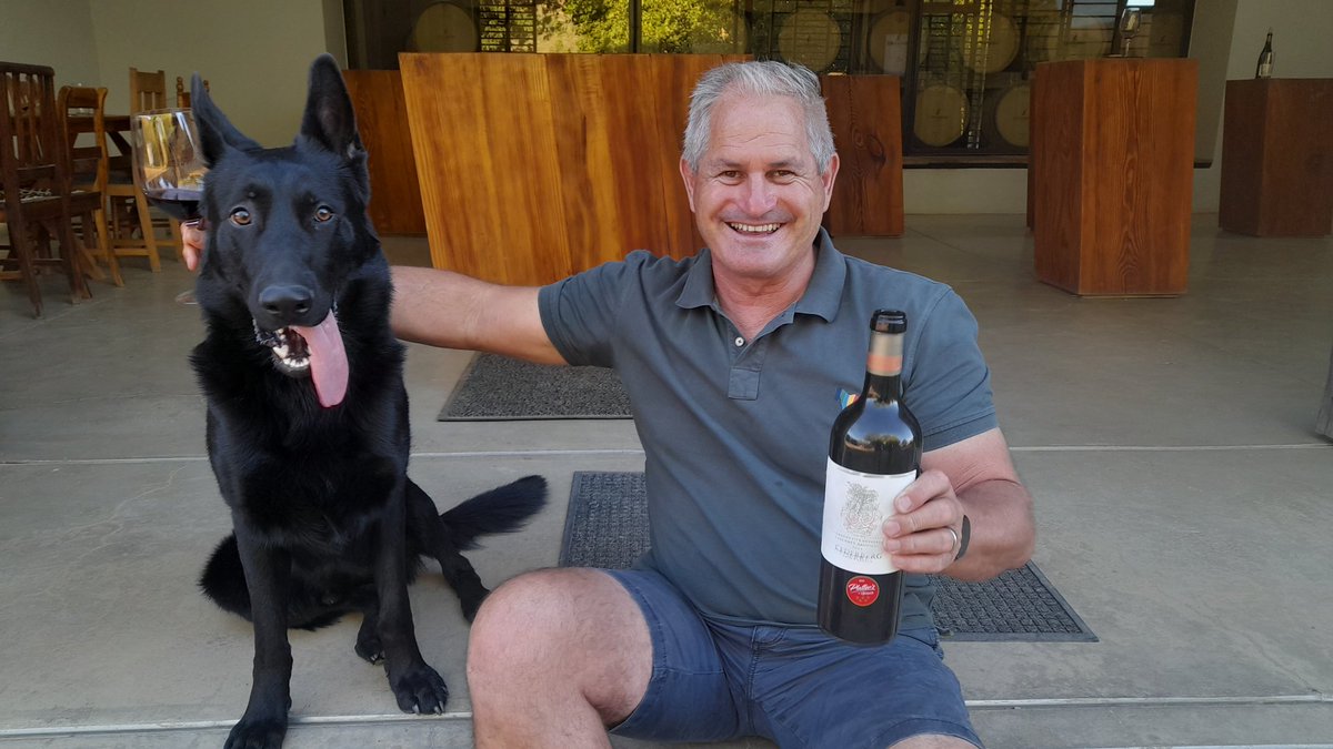 Champion #SouthAfrica winemaker David Nieuwoudt with his dog Tux. His #Cederberg Five Generations Cabernet 2021 one of SA's best reds. Beautiful tannin profile, multi-dimensional, 13.8% abv. A shoe-in for 5 stars in Platter