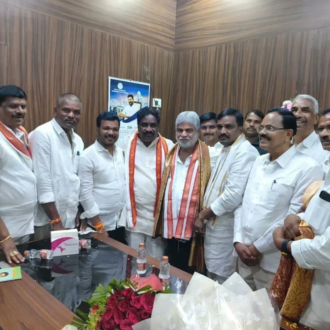 BegariAsho89180's tweet image. ప్రభుత్వ విప్,ఆలేరు ఎమ్మెల్యే @beerla_ilaiah_inc గారి యొక్క అసెంబ్లీలో విప్ ఛాంబర్ ప్రారంభోత్సవానికి ముఖ్యఅతిథిగా హాజరైన తెలంగాణ శాసనసభాపతి గౌ.శ్రీ గడ్డం ప్రసాద్ కుమార్ గారు..

#gaddamprasadkumar #vikarabadmla #vikarabad #AssemblySpeaker #beerlailaiah #GOVERNMENTWHIP #