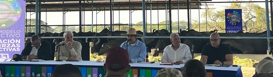 Amor con amor se paga, dice el dicho popular. El Pdte ⁦<a href="/NicolasMaduro/">Nicolás Maduro</a>⁩ nos visitó para un “Miércoles Productivo” y el Apure se desbordó de amor y frenesí por nuestro líder. Viva Nicolás, viva el Apure, viva la Patria ⁦<a href="/delcyrodriguezv/">Delcy Rodríguez</a>⁩ ⁦<a href="/dcabellor/">Diosdado Cabello R</a>⁩