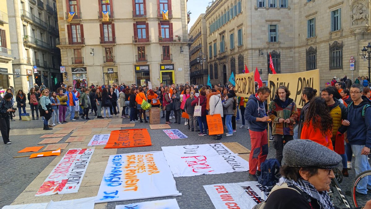 Dignificar el treball amb persones vulnerables passa per respectar tant a les professionals com a les usuàries. La precarizació és exactament el contrari. A un costat, treballadores i usuàries, a l'altre, polítics i empreses.