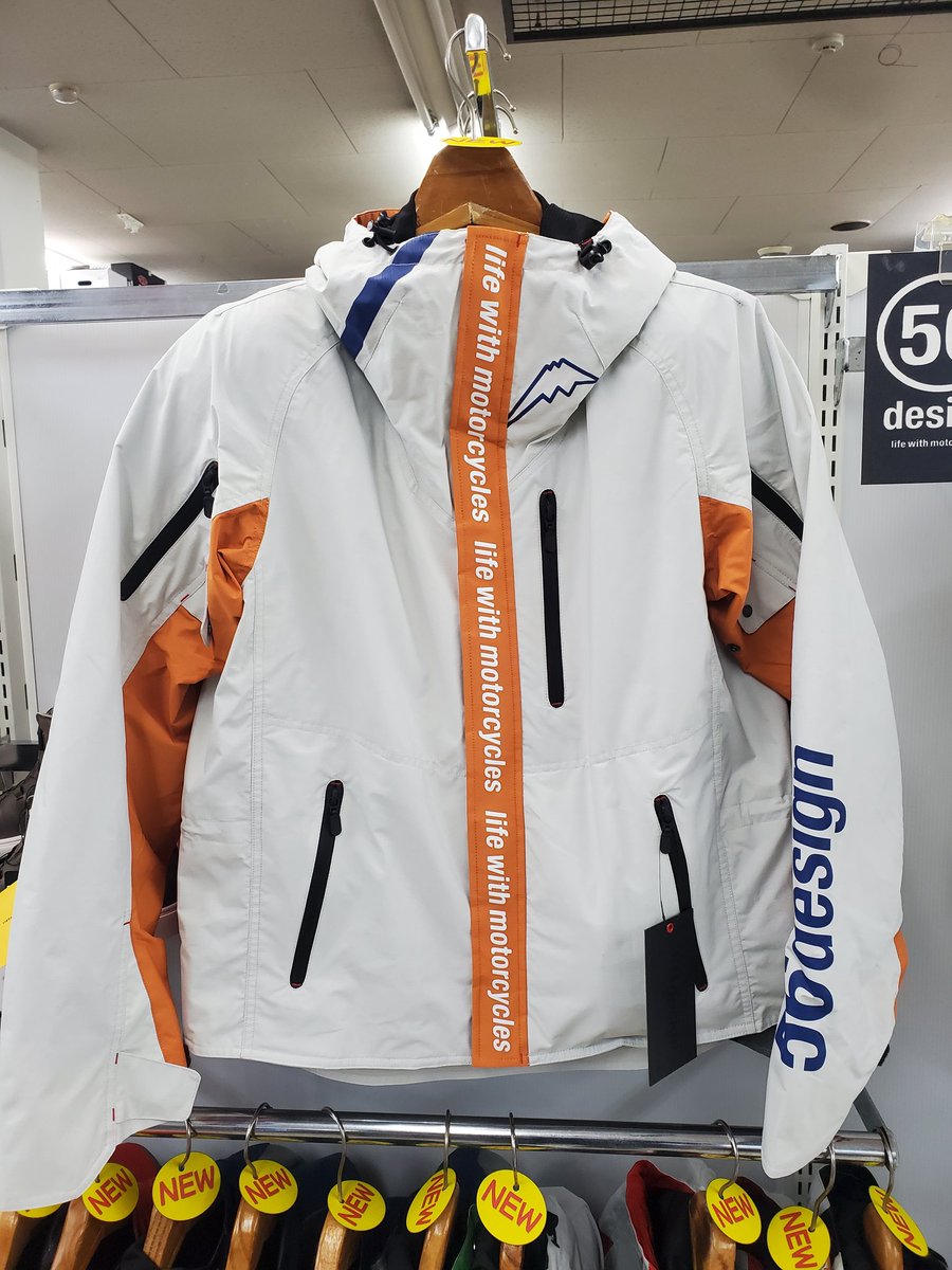 nankaioyama's tweet photo. 当店に入荷の
#56design 2024春新作モデル
【AXIS JACKET -アクシスジャケット-】
ホワイトベースで、特に
中心の差し色部分に
アイデンティティーを感じる
56designならではのデザインです👍

#fiftysixdesign #クシタニ #KUSHITANI
#バイクのある生活 #バイク 
#春の訪れ #新作 #56design特約店 https://t.co/EnUHdRqoG0