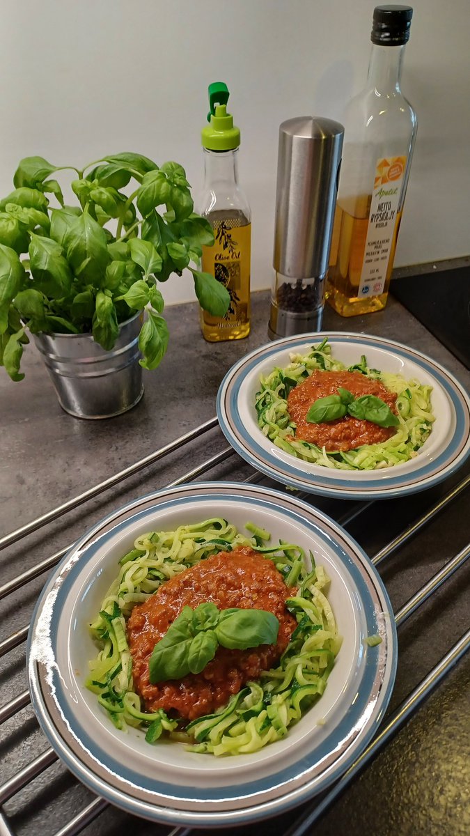 Kasvisten lisääminen #omaprojekti jatkuu edelleen. Tällä kertaa pastan virkaa toimittaa #kesäkurpitsa #kesäkurpitsapasta #kesäkurpitsapastabolognese