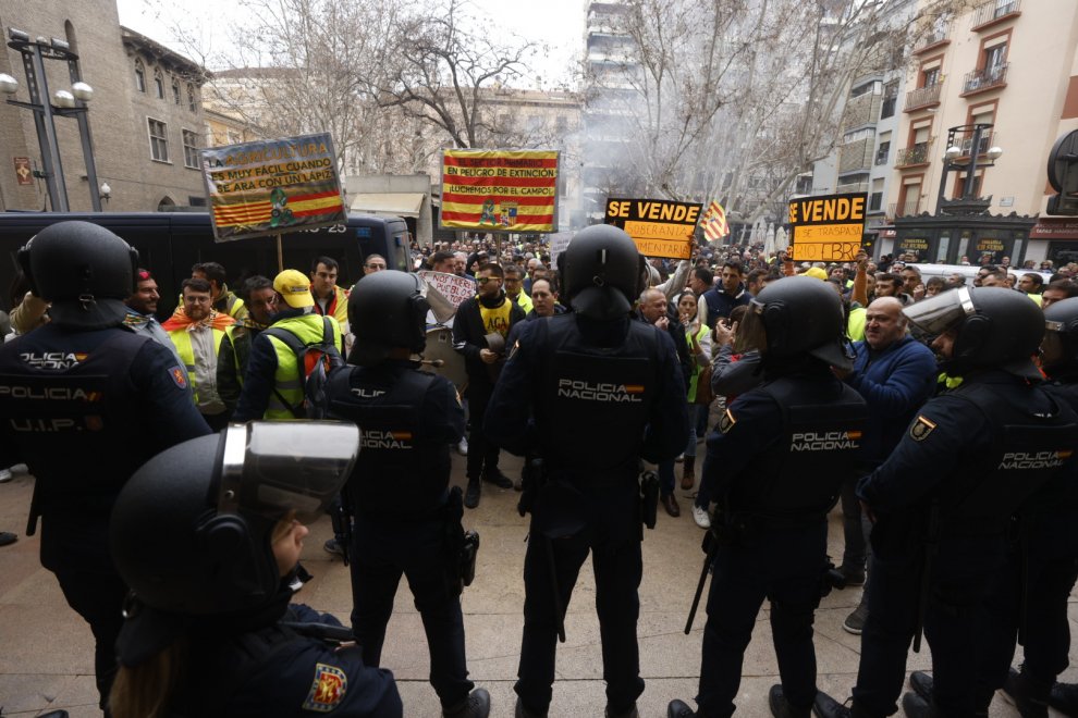 borjasmith33's tweet photo. Protestas esta mañana en Zaragoza por parte de los agricultores.
Se han vivido momentos muy tensos entre los manifestantes y los agentes de la UIP. https://t.co/fXVuxLZ4iJ