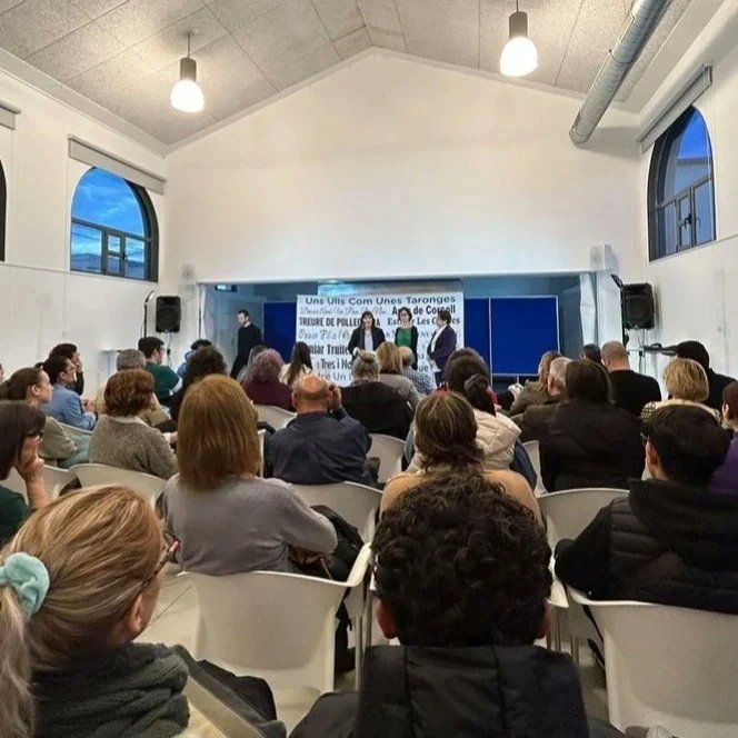 CFAsjuanarbo's tweet image. Ahir, Dia Internacional de les Llengües Maternes, alumnat de Català 2 i 3 va assistir a l'acte organitzat pel Departament de Cultura a l'espai Km0 d'Amposta.
#cfaamposta #llengüesmaternes #curs2324 #fadults #aprendrealllargdelavida #cultura #llengüesdelmón #escolaadults
