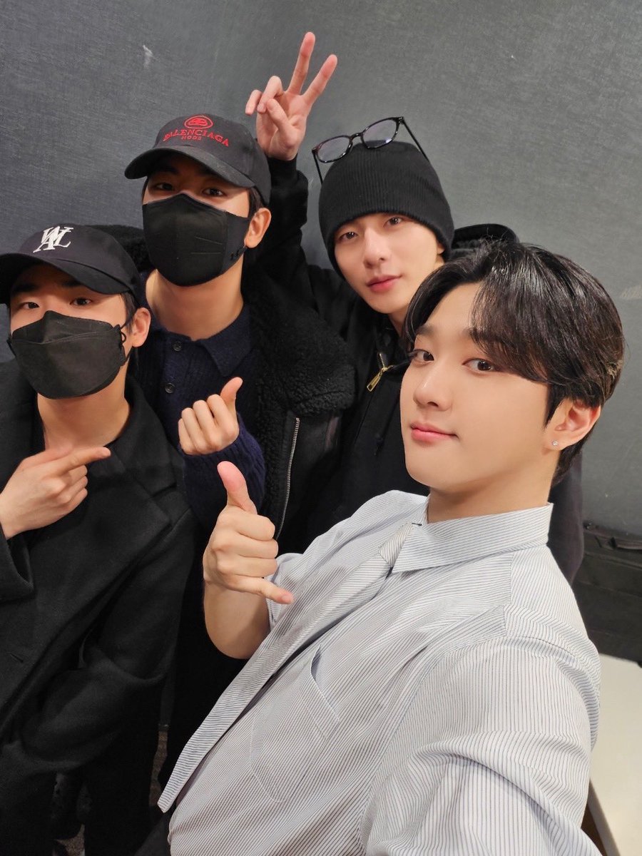 bobeomdotcom's tweet photo. 240222 🦊 Wverse update 🗒️ #어떤가요

“Celebrating the last music show with Seungmin, Jibeom &amp; Bomin”

🖤 bobeom came together to give full support https://t.co/qvKE6Igh9R
