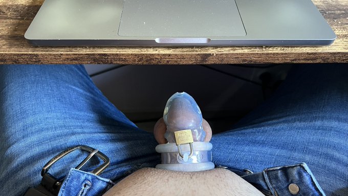 Vive le t&eacute;l&eacute;travail 🔒☺️ https://t.co/0vETg5oSUH<a href="/tag/chastet%C3%A9"class="tags"><span>#chastet&eacute;</span></a>